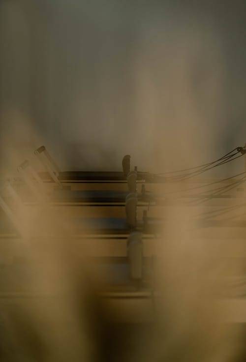 Bewusst unscharfe, warmtonige Aufnahme mehrerer Reformer in einer Reihe