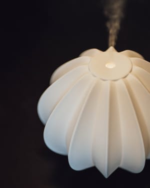 Nahaufnahme des Aromadiffusers mit aufsteigendem Duftnebel