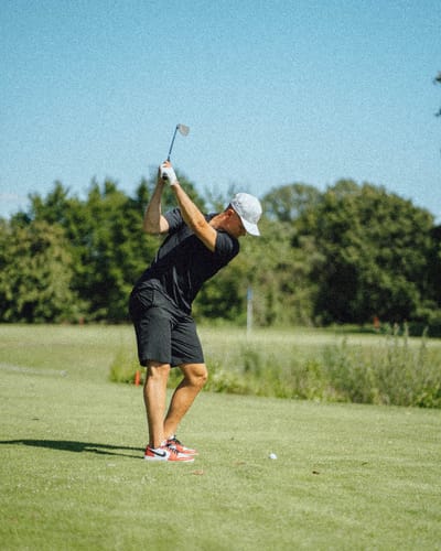 Tim Stützle beim Abschlag auf dem Golfplatz